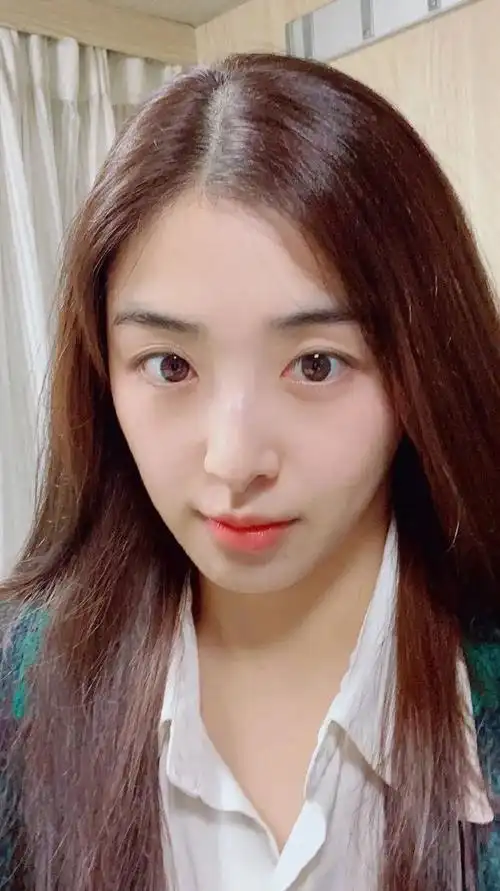 精致的妆容只是她的辅助,素颜状态的张含韵依然是光彩照人,她也经常在