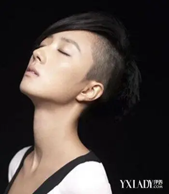 女生一边剃鬓角发型展示 朋克风发型显另类个性