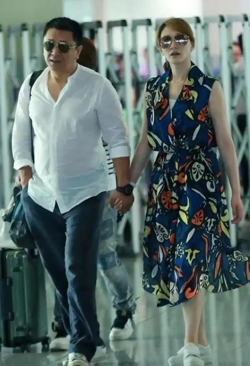 女神李小冉和老公徐佳宁非常罕见地合体了,两个人牵手同行十分甜蜜,让