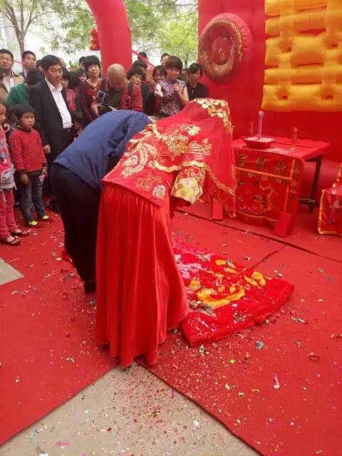 真实的新娘新郎结婚图片,越多越好,婚车的图片也要.网上下载的不要!