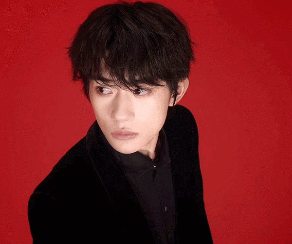 易烊千玺! 阿玛尼