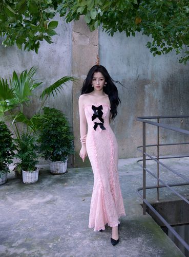 虞书欣穿粉裙勾勒完美身材 凹造型气场全开