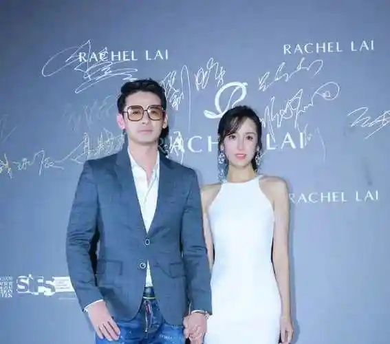 吕一携老公亮相穿白色落地裙尽显好身段钱泳辰西服混搭真帅气