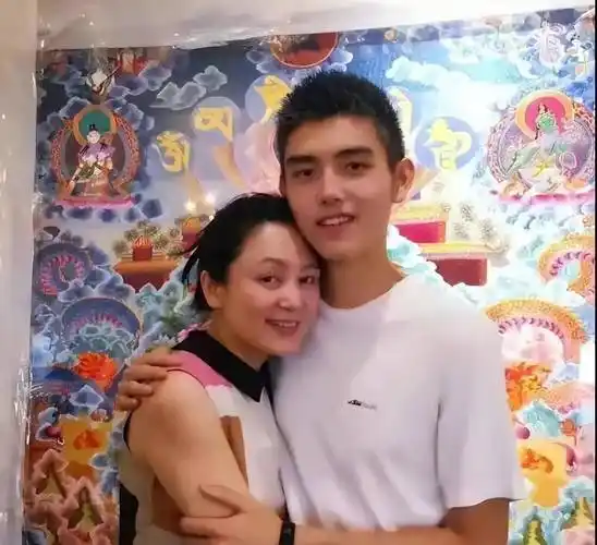 而且不少人不理解陈飞宇放着欧阳娜娜这样的女明星,家境好学历好不要