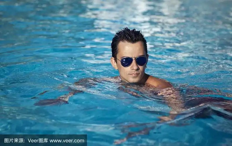 游泳池里的帅哥
