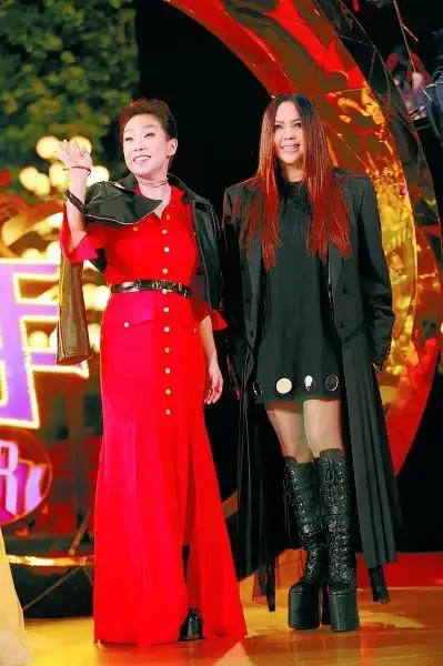 明星帮帮唱今晚争歌王林忆莲张惠妹两大天后飙高音