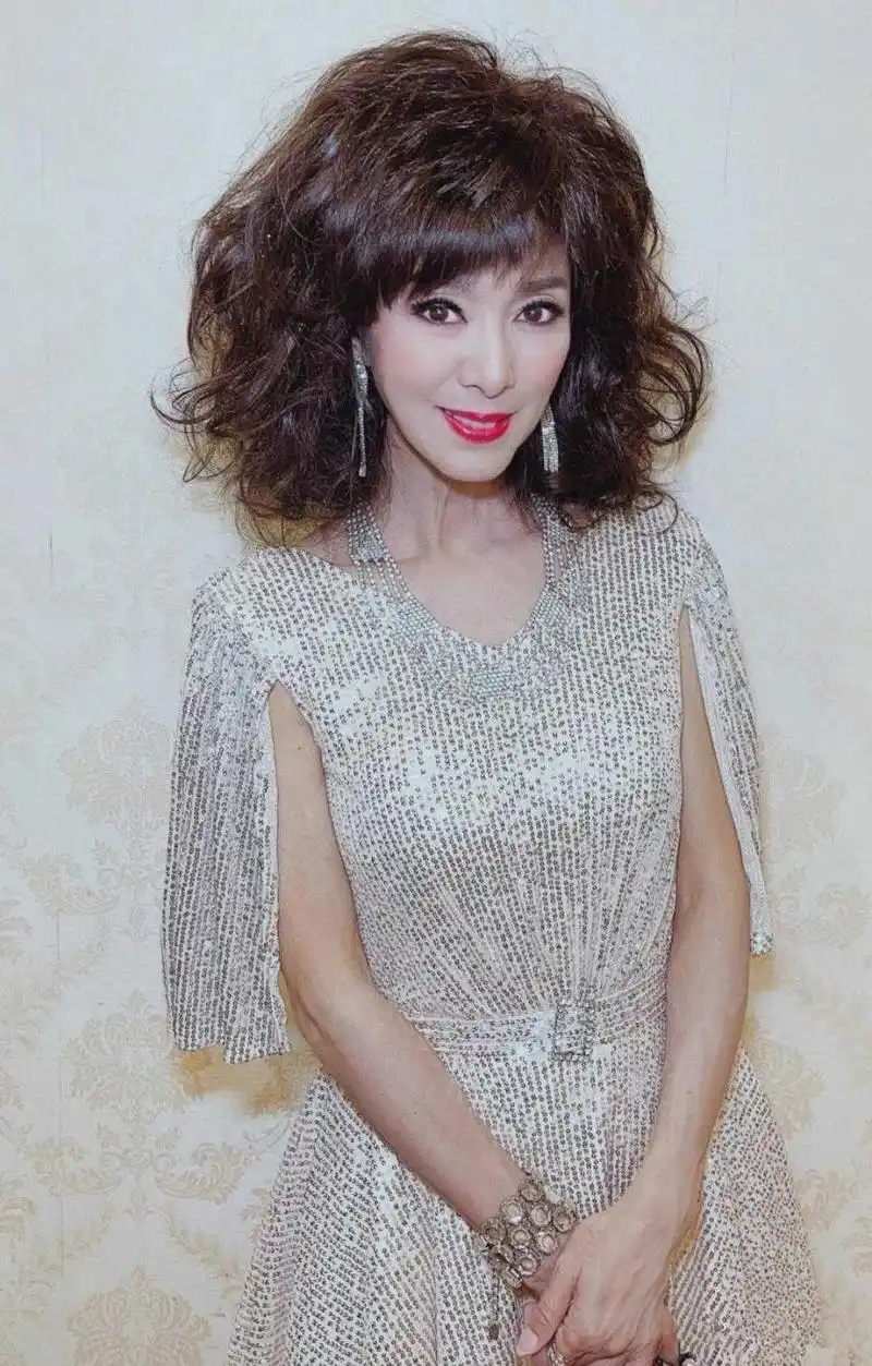 但是脸上的皱纹依旧提醒着自己不再年轻了,下图照片中,米雪穿了一身碎