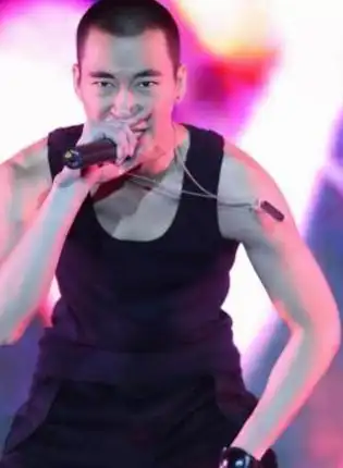 狂练肌肉,黄立行的荷尔蒙溢出屏了