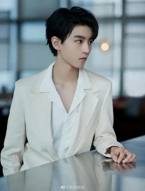 王俊凯最新造型,一套米色西服套装俊朗挺拔帅气迷人