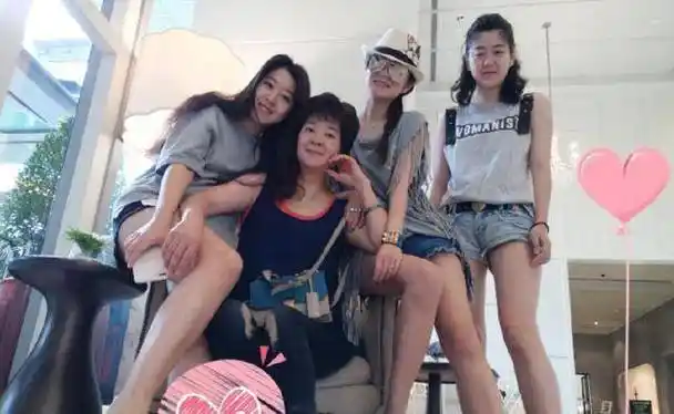 安以轩三姐妹同框比美,网友:第一眼就看到一个43的脚!_照片_身高_女神