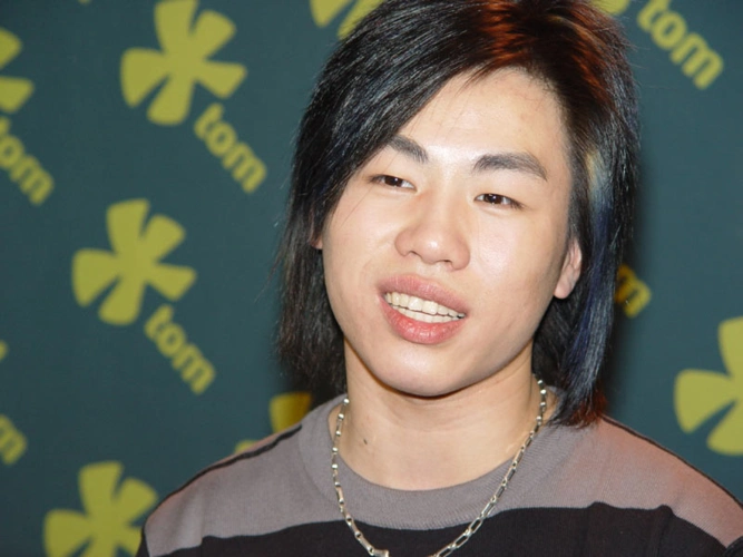 16岁出道亿万续约费,名下多套房产20家公司,难怪胡彦斌宁愿单身