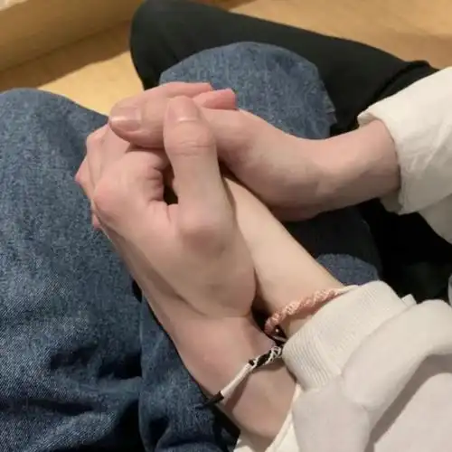 的阴影留给下一任 而男孩子会把上一任的亏欠留给下一任 牵手手  情侣