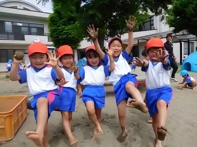 双胞胎宝宝,一个总穿袜子,一个经常光脚,三年后体质