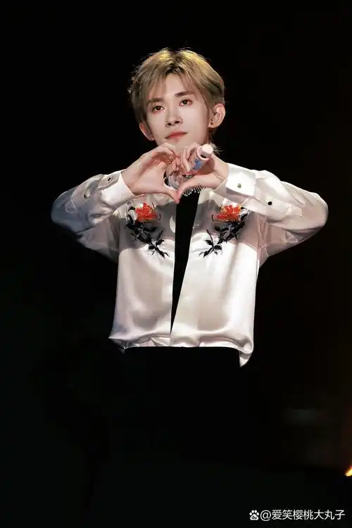 易烊千玺神图壁纸来喽