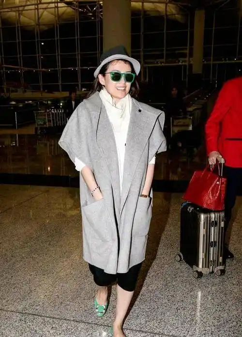 章子怡机场造型越来越随意,一身黑白灰穿搭,用绿色墨镜来提亮_时尚