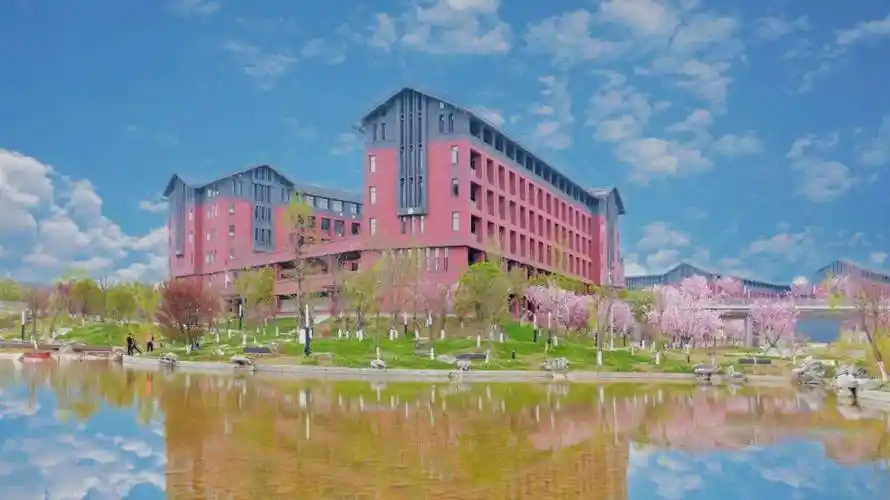 明天16:40,中央民大附中贵阳学校探校直播邀您一起"云"游校园!