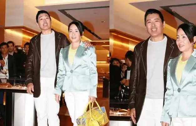 周润发和老婆陈荟莲亮相穿牛仔外套搭配白色长款帅气十足