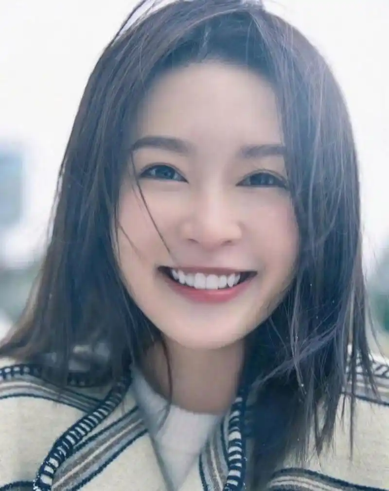 李沁笑起来真好看,像阳光般温暖!