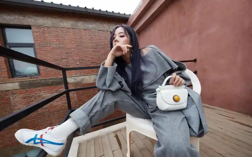 张紫宁表现力真强穿个性灰色上衣配牛仔裤脚踏栏杆帅气十足