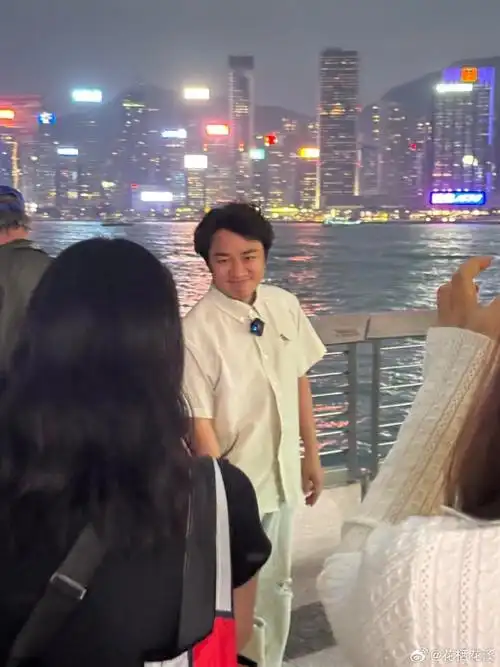 今天和朋友坐在维多利亚发呆,看到王祖蓝就在面前,就去合影了,他特别