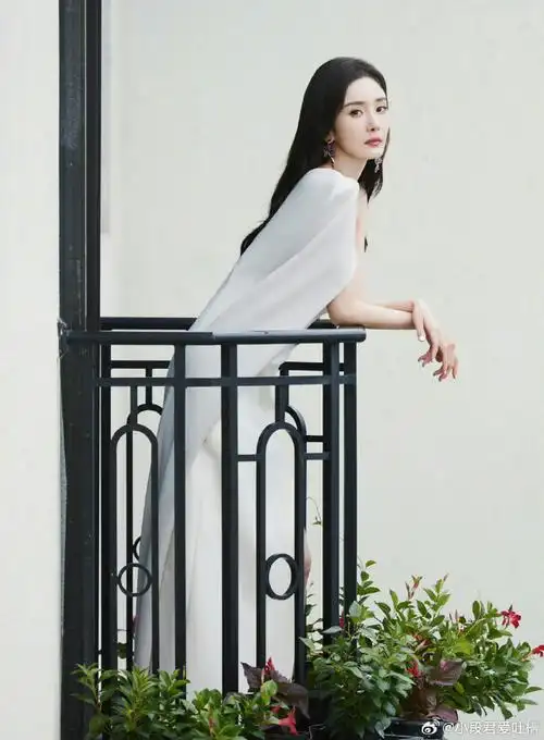 杨幂开叉披风白裙#真的每次都会被礼服杨幂惊艳到!