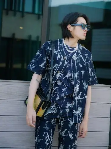 品牌代言人吴亦凡身着路易威登全新softtrunk手袋