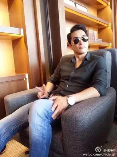 宋承宪出席上海电影节微博晒照淘气比v