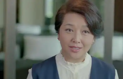 51岁江珊近照,头扎马尾笑容自信,颜值不输一旁小12岁苗圃!