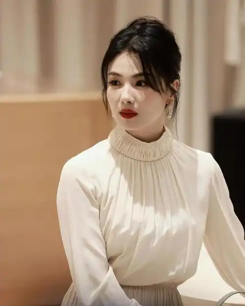 刘涛身材真丰满,穿深v银色裙开叉到大腿,"水蛇腰"太惊艳_网易订阅