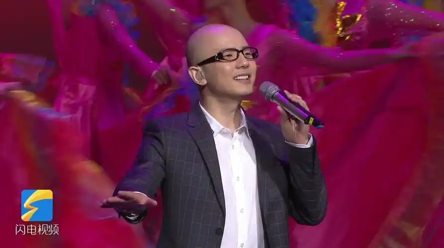 【"五星红旗迎风飘扬"文艺演出】歌手平安《我爱你中国》唱出满满爱国