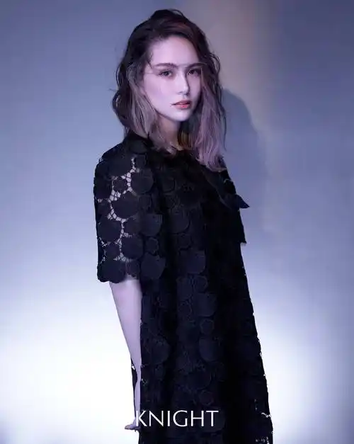 昆凌变冰雪女神置身极光幻境皮肤白皙少女感十足