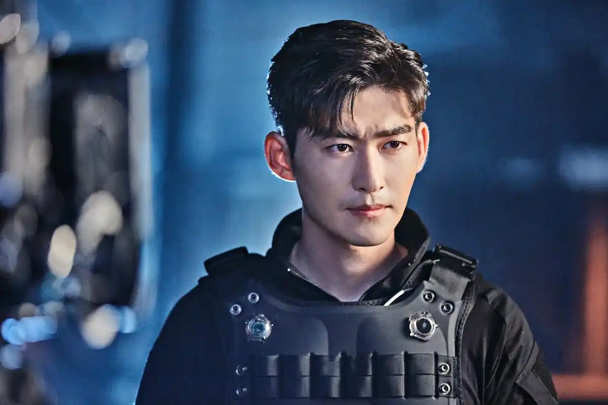 节目目前曝光的海报和剧照来看,张翰在电影《战狼2》后再次穿上作战服