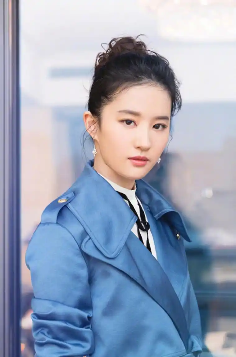 刘亦菲优雅迷人蓝色风衣活动照高清图片