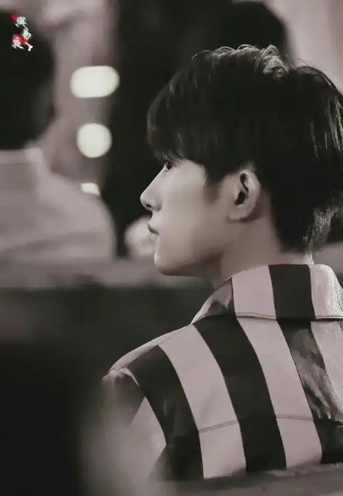 易烊千玺法国晚宴侧拍