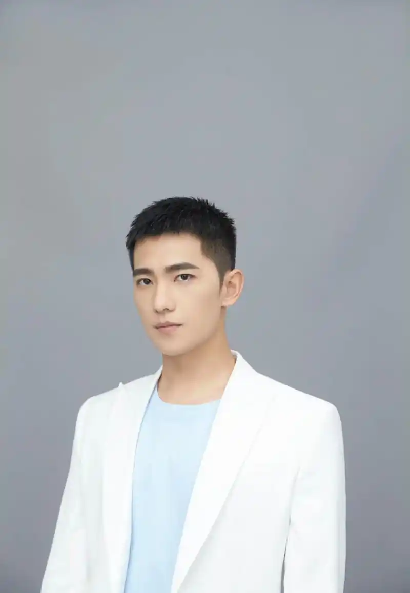 杨洋身穿白色西装套装搭配浅蓝色t恤,清爽短发与白西装相得益彰,干净