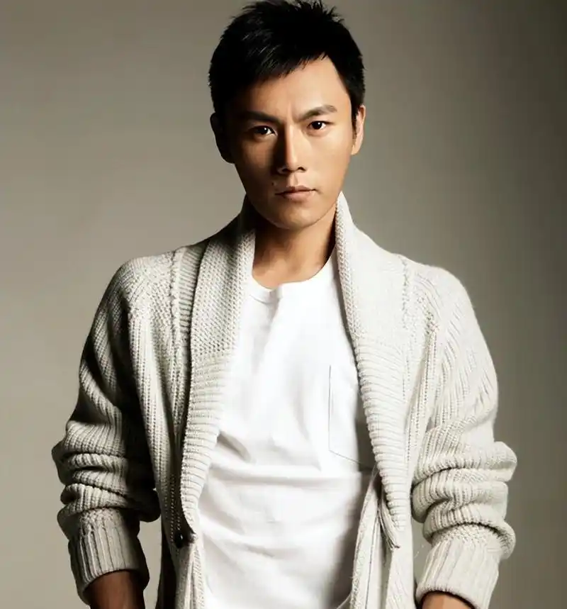 秦昊:娱乐圈大器晚成 秦昊,45岁的男演员,以出众的演技和夸张的形象