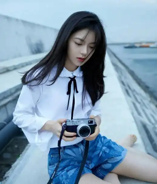 赵今麦蝴蝶结露背短裙亮相,曼妙身姿完美勾勒,香肩美背勾人心魂