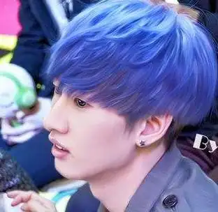 男生挑染蓝色齐刘海发型 有的就是个性气质(2)_染发知识_西子美发网