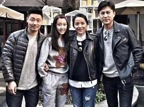 41岁靳东全家近照,妻子被宠的生活不能自理,4岁儿子颜值逆天被赞最帅