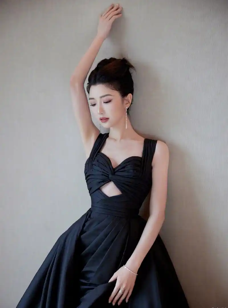 34岁的女神毛晓彤,黑色镂空吊带裙,高级感十足