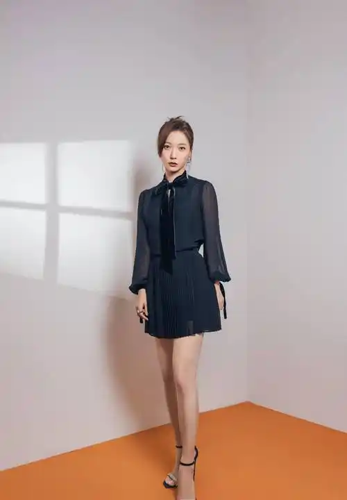 王珞丹时尚短裙活动宣传照,结合高跟鞋,清新优雅_身材_五官_风格