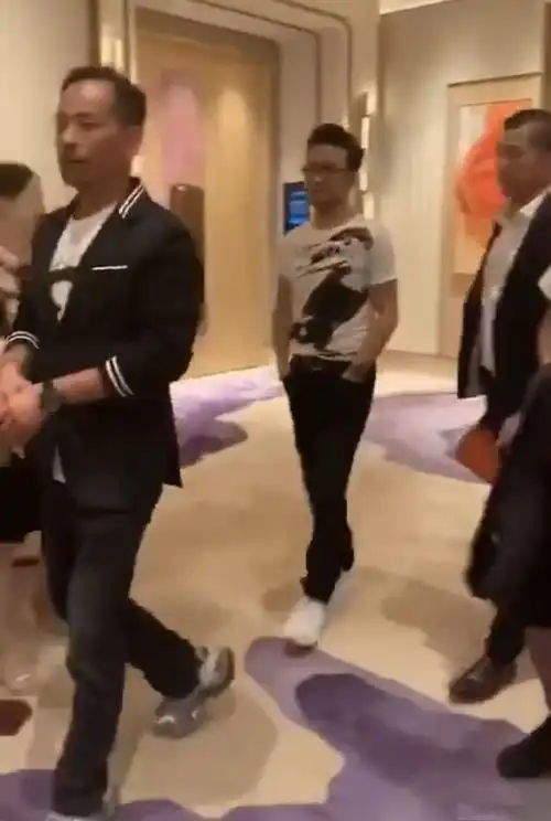 汪峰与洗米华同框身高成"迷",网友吐槽:一米六的既视感