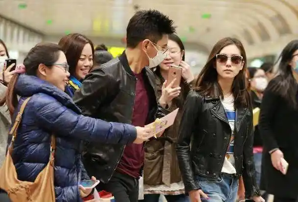 刘诗诗一家三口逛街,吴奇隆背着儿子,奶爸爱心泛滥!