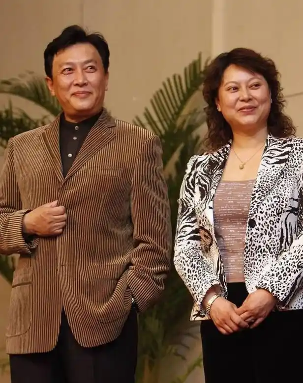 就此事也有人澄清,说唐国强是因为当初受不了多疑爱吃醋的妻子孙涛,才