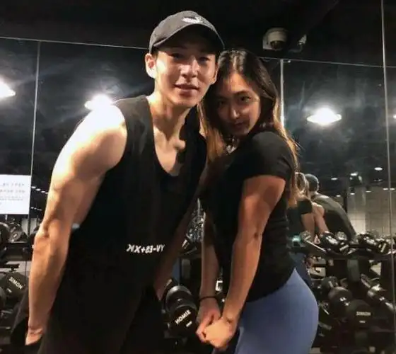 健身房的情侣们一起锻炼,秀完肌肉秀恩爱,网友:好羡慕