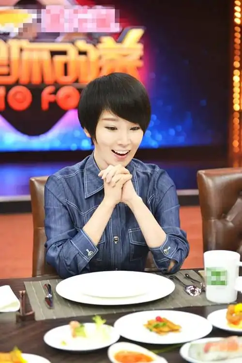 节目一开场,谢楠领衔众嘉宾搞笑展示西餐"花式"品尝法,引现场爆笑,让