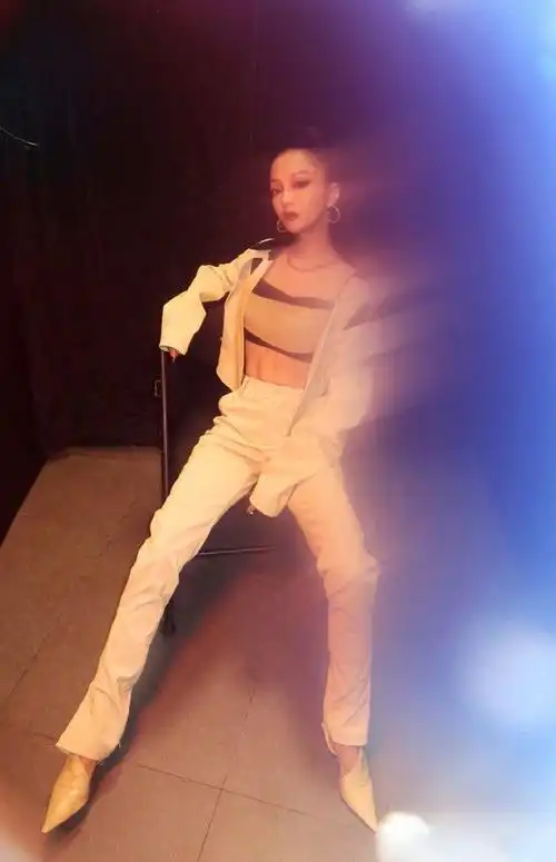 39岁张韶涵罕晒健身照穿紧身衣秀空中一字马纤瘦身材超养眼