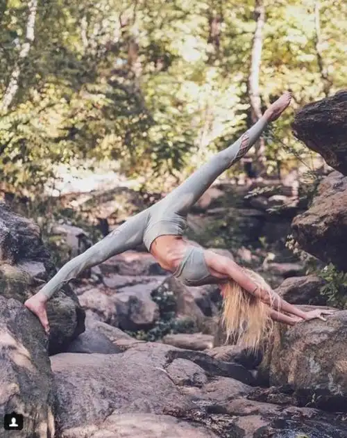 美国有一位瑜伽达人caitlin turner因为在世界各地劈腿而受到了很多