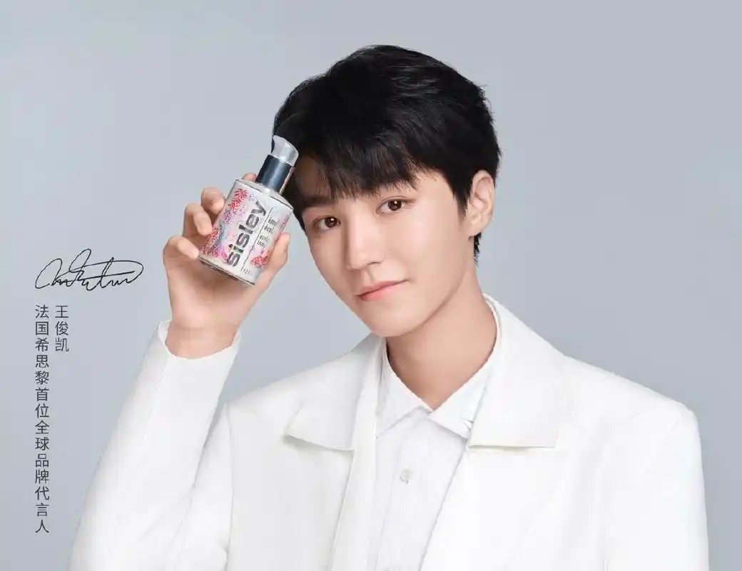王俊凯法国希思黎广告大片上线,白衣少年给你满满活力