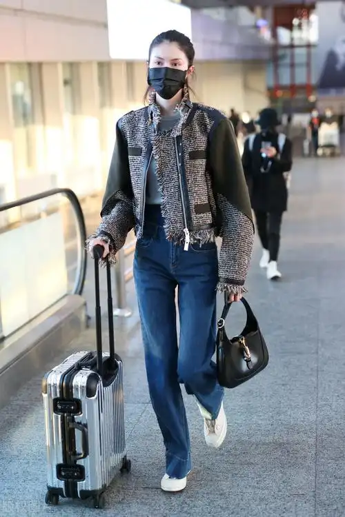 超模何穗穿深色马甲搭配牛仔裤现身机场,梳高尾辫高冷御姐范